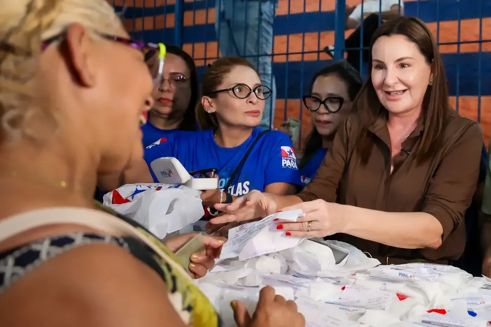 Governadora Hana Ghassan entrega mais de mil novos óculos de grau em Castanhal