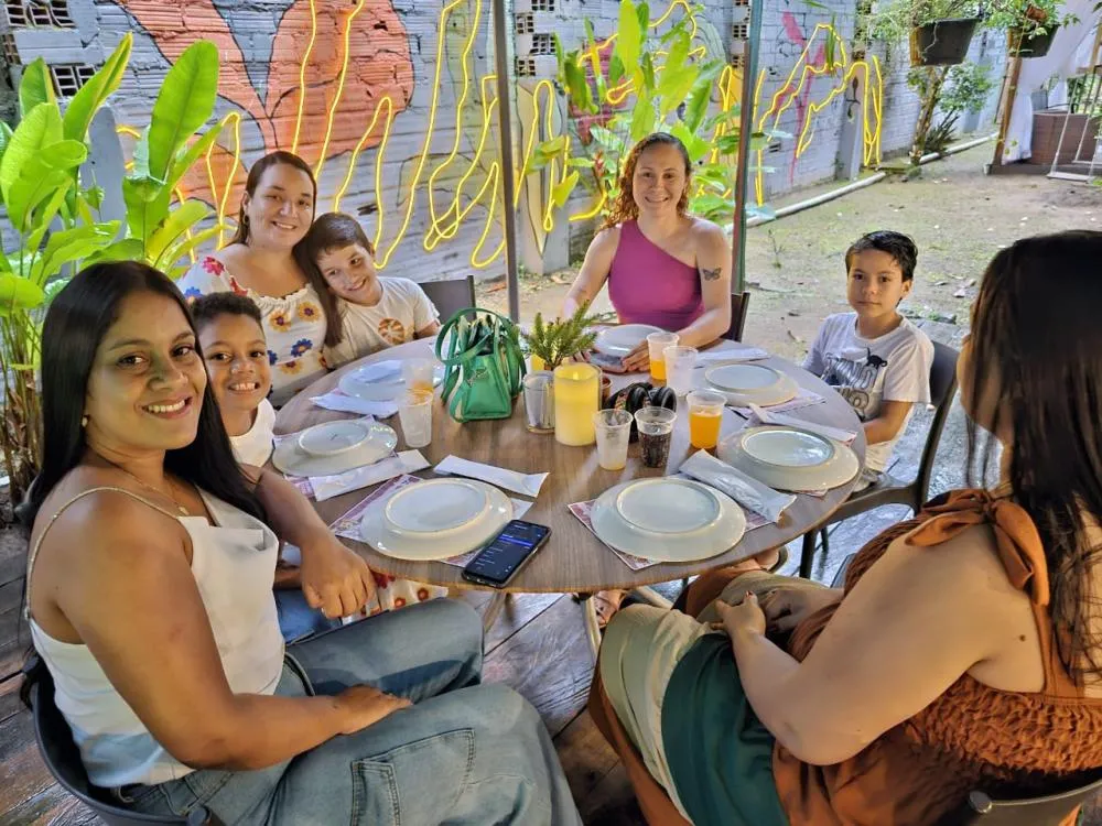 Tardezinha com a Mamma: escola promove momento especial para homenagear mães com apresentações, fotos e saborosa experiência em família