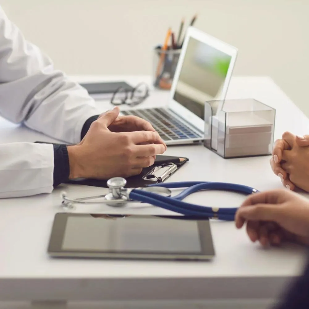 Médicos enfrentam instabilidade financeira apesar da alta renda: falta de educação financeira e suporte especializado agrava cenário